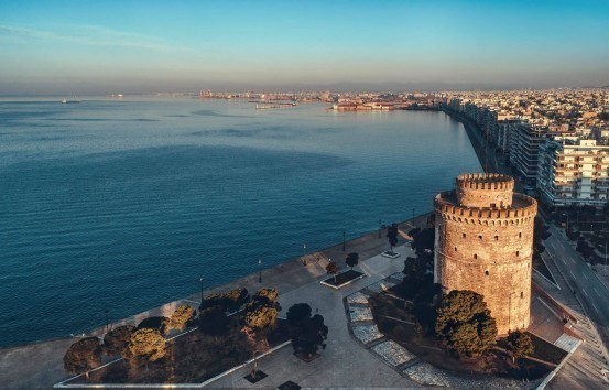 Αεροφωτογραφία της Θεσσαλονίκης με τον Λευκό Πύργο και την παραλία, σύμβολα πολιτισμού και φοιτητικής ζωής στη βόρεια Ελλάδα